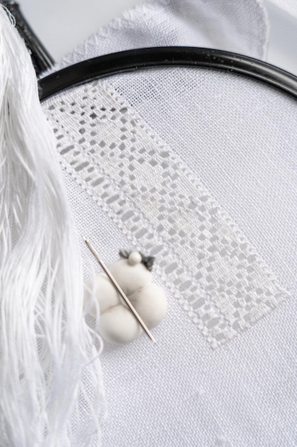 Крупный план вышитой ткани